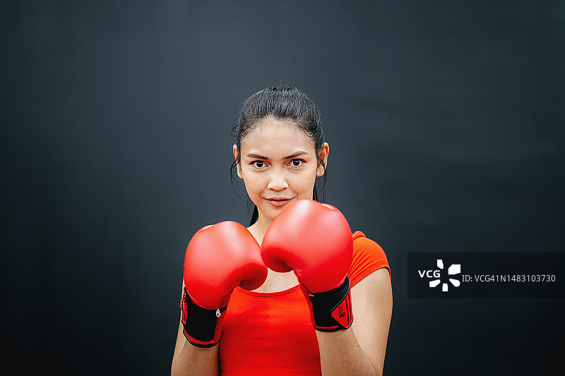 亚洲女性在健身房做拳击运动图片素材