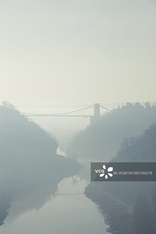 河流与悬索桥图片素材