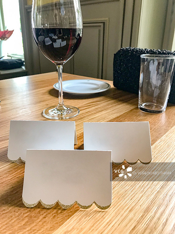 一杯葡萄酒和桌上的席位卡图片素材