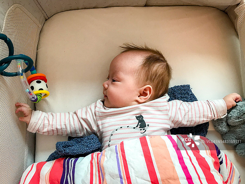 婴儿在婴儿床中休息图片素材