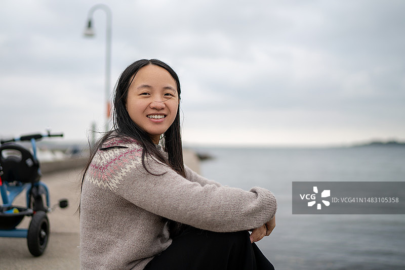 女子欣赏挪威滕斯贝格的海景图片素材
