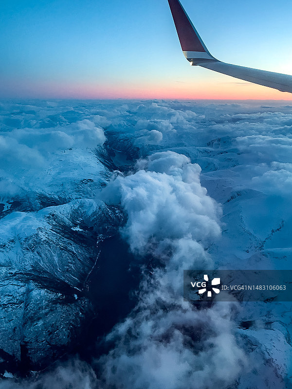 从飞机舷窗看到的景色图片素材