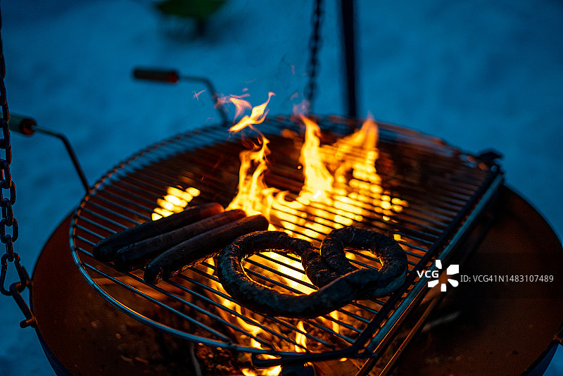 烤架上烤香肠图片素材