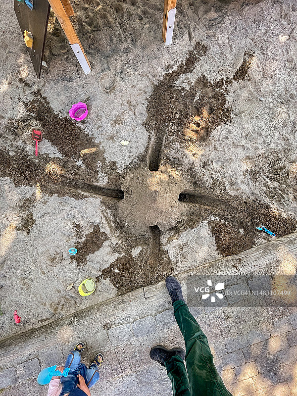 沙箱中的有孔沙雕图片素材