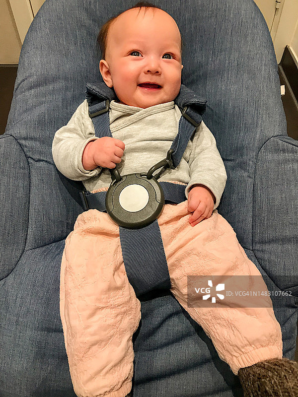 新生儿舒适地躺着图片素材