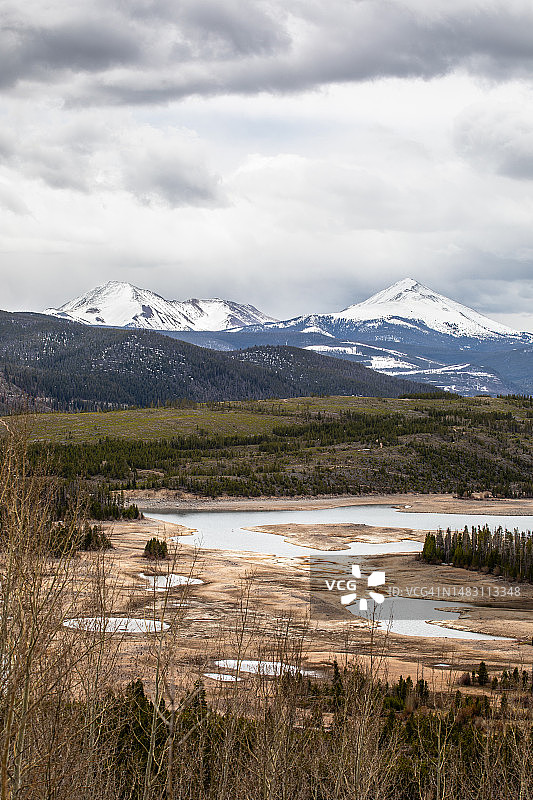 气候变化干旱下的落基山脉雪山丘陵景观（竖版）图片素材