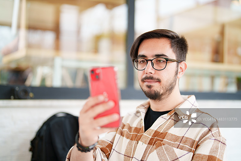 男子竖持手机图片素材