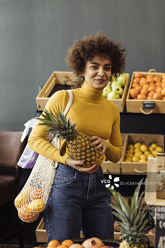 年轻非洲裔美国女人超市购物图片素材
