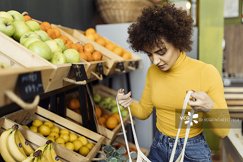 年轻非洲裔美国女人超市购物图片素材