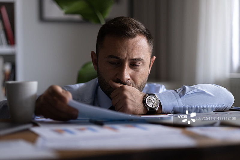 亚洲男经济学家用平板电脑向公司老板讲解投资理财方案，规划营销和对冲商业风险图片素材