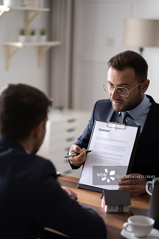 签订土地贷款协议图片素材