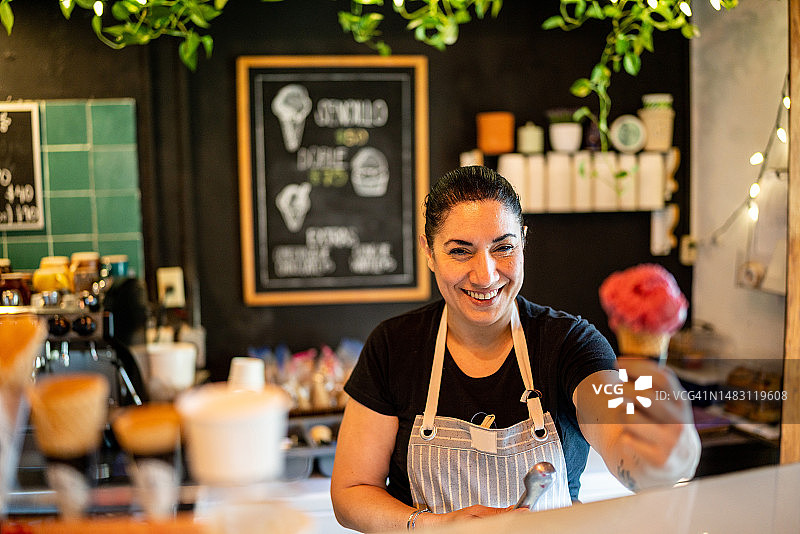 商店里成熟的冰淇淋商贩的肖像图片素材