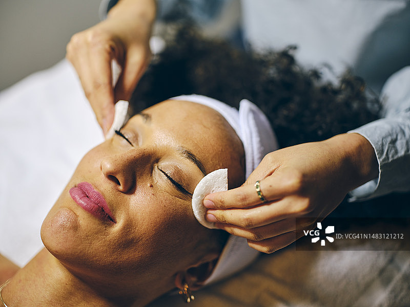 在水疗中心接受面部护理的女人图片素材