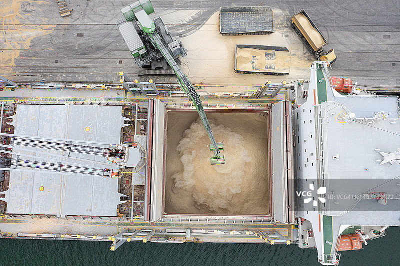 在商业港口将谷物装入海运货船图片素材