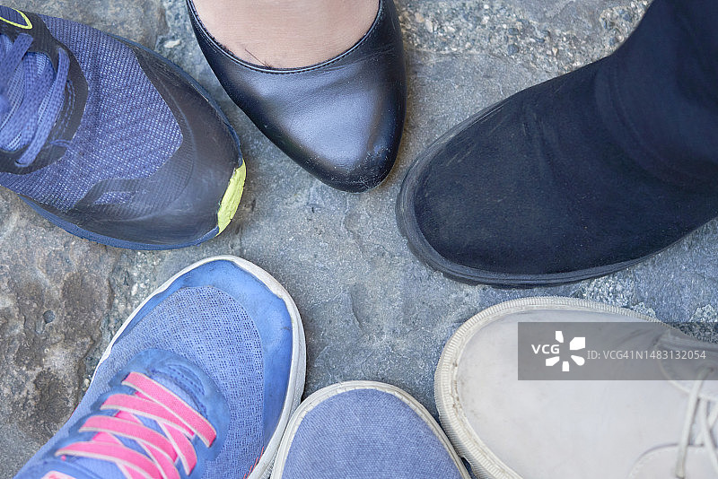 四人鞋尖交叉，不同型号颜色和纹理图片素材