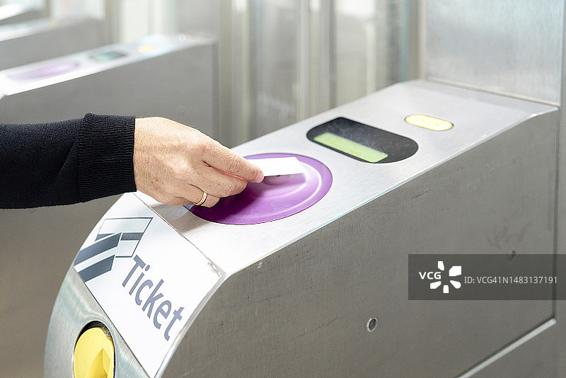 在法国巴黎火车站的十字转门处，一个人正在用手支付图片素材