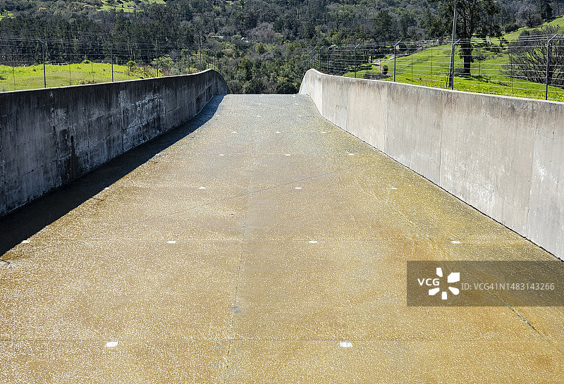 水库的溢洪道图片素材