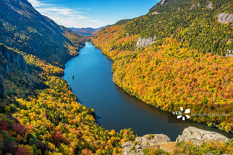 纽约州阿迪朗达克山的秋色图片素材