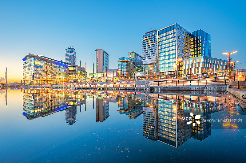 英国曼彻斯特索尔福德码头天际线倒影图片素材