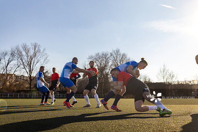 激烈的橄榄球比赛图片素材