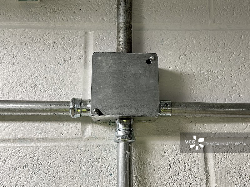 带导管的电气接线盒图片素材