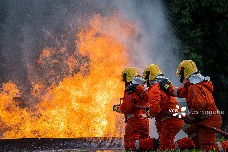 消防员或紧急救援队从火灾中拯救生命图片素材