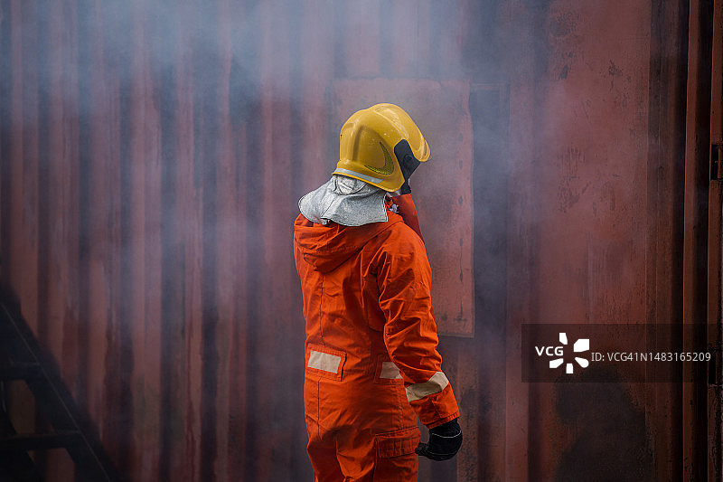 消防或紧急救援队在建筑物内进行消防和烟雾救援图片素材