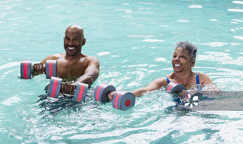 做水中健美操的年长非裔美国夫妇图片素材