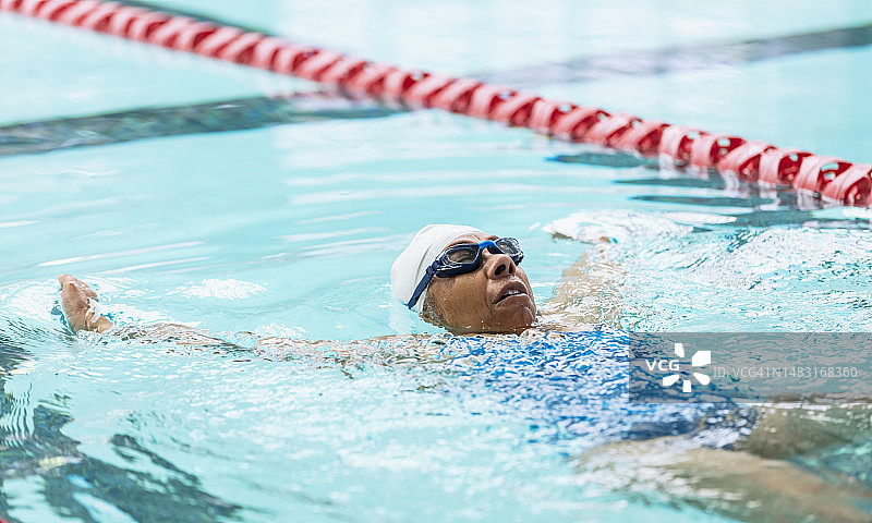 年长的非裔美国妇女仰泳图片素材