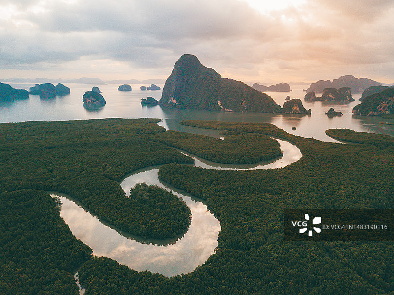 泰国攀牙府萨美 Nang Chee 日出时分的石灰岩景观图片素材