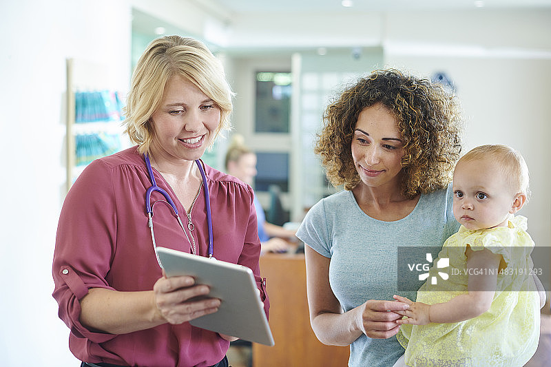 牙科护士与老年患者交谈图片素材
