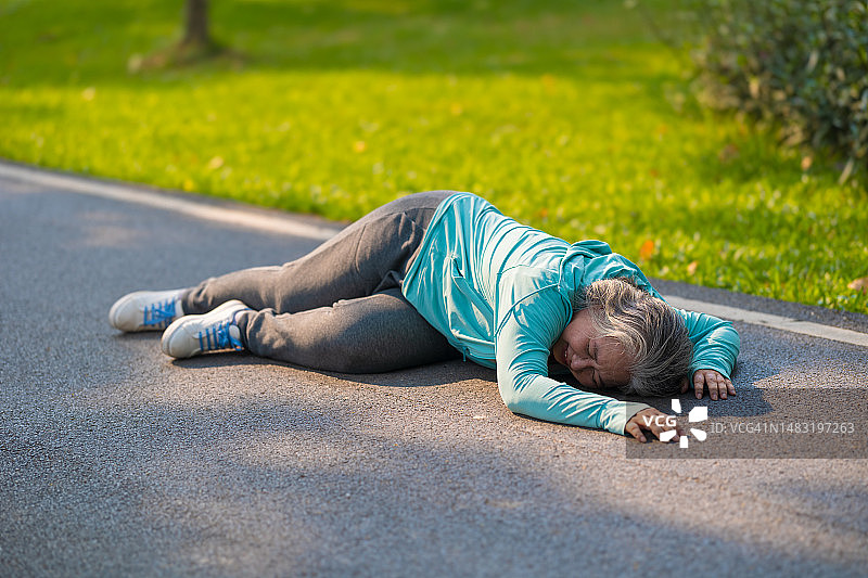 在公园锻炼后突发胸痛的亚洲老年女性图片素材