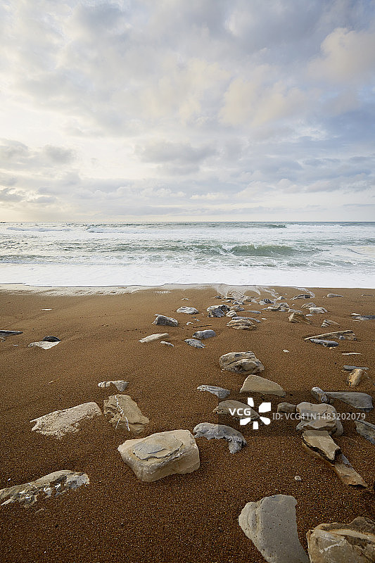 阴天多石海滩图片素材
