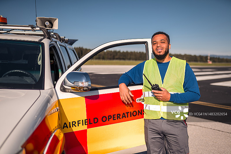 西班牙裔机场运营人员监控和维护飞行记录图片素材