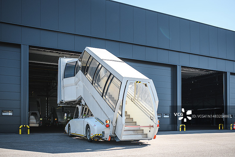 机场机库前的舷梯车图片素材