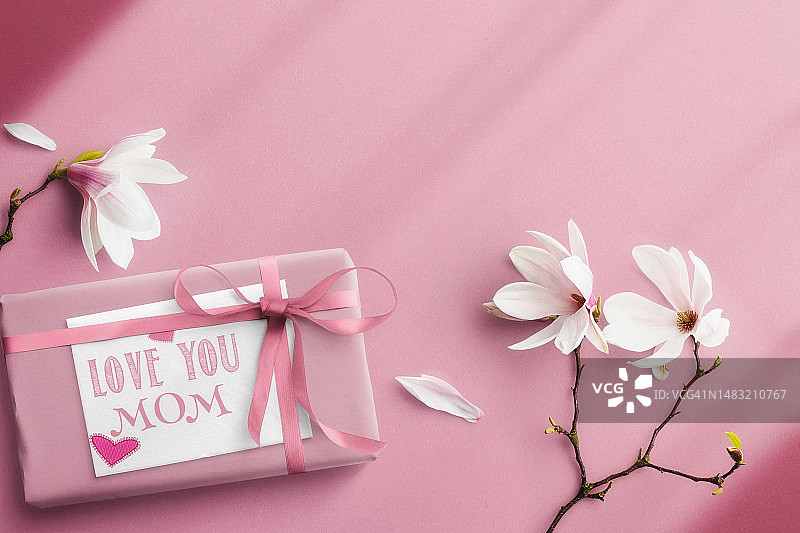 粉色礼品俯视图，横幅上的母亲节文字图片素材