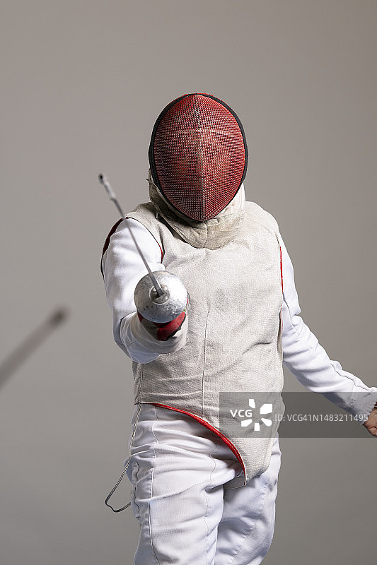 手持佩剑的击剑女子肖像图片素材