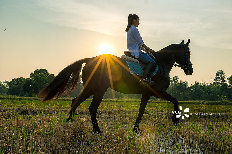 日落时分骑马的女子图片素材