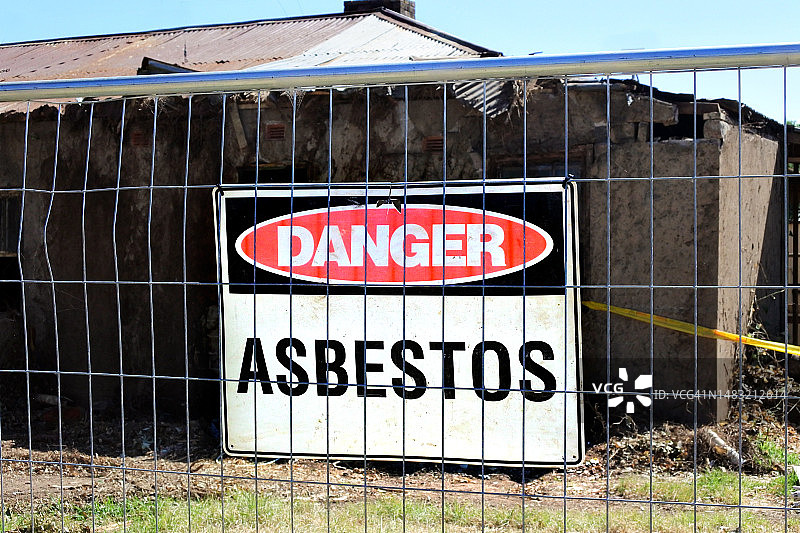 围栏上的石棉危险标志图片素材