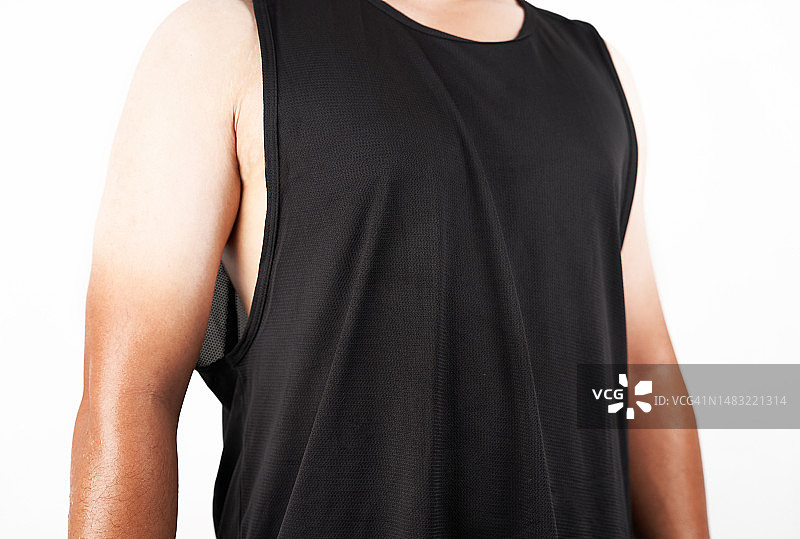 穿黑色背心的亚洲男人，双色皮肤手臂，白色背景图片素材