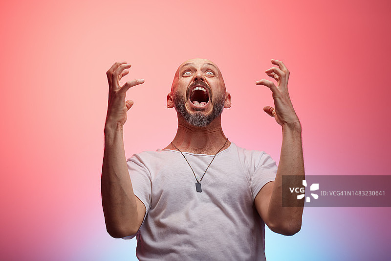 男人对某事反应强烈，因成功或挫折和压力而尖叫图片素材