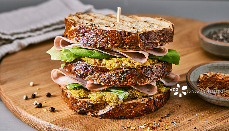 美味的蛋白质早餐三明治图片素材