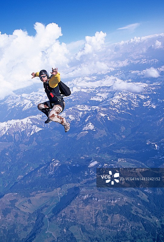 在云层上空自由落体的跳伞员图片素材
