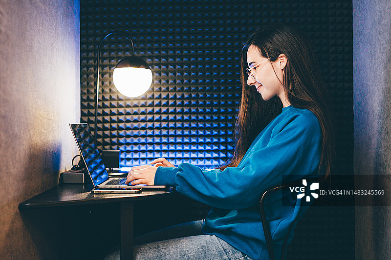 在独立隔间工作的商务女人图片素材