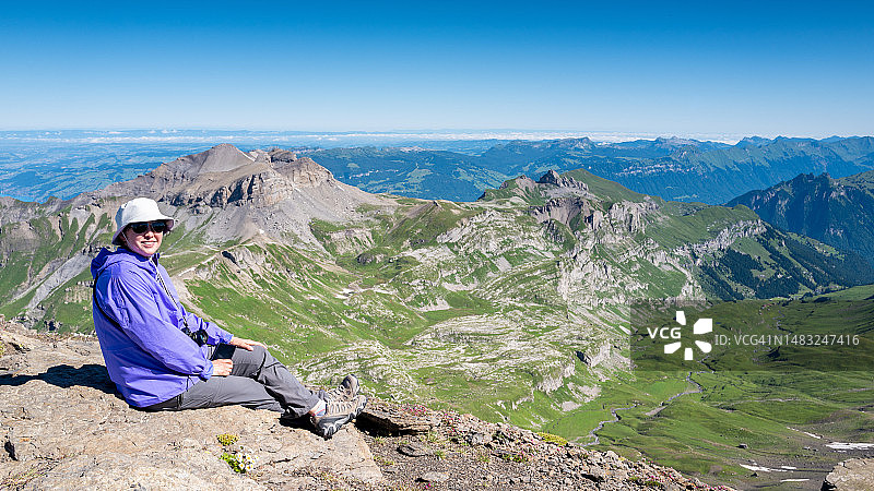 瑞士旅行：中年亚洲女人欣赏瑞士阿尔卑斯山美景图片素材