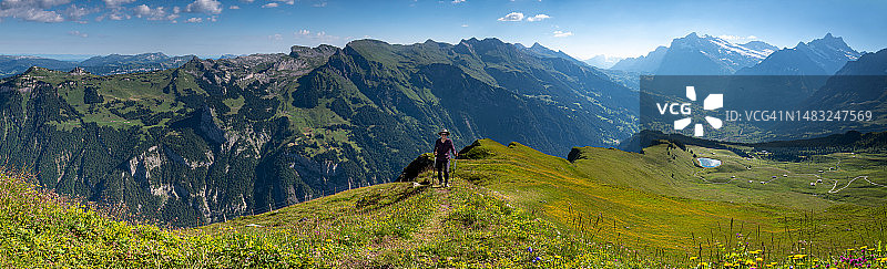 瑞士旅行：徒步瑞士阿尔卑斯山全景图片素材