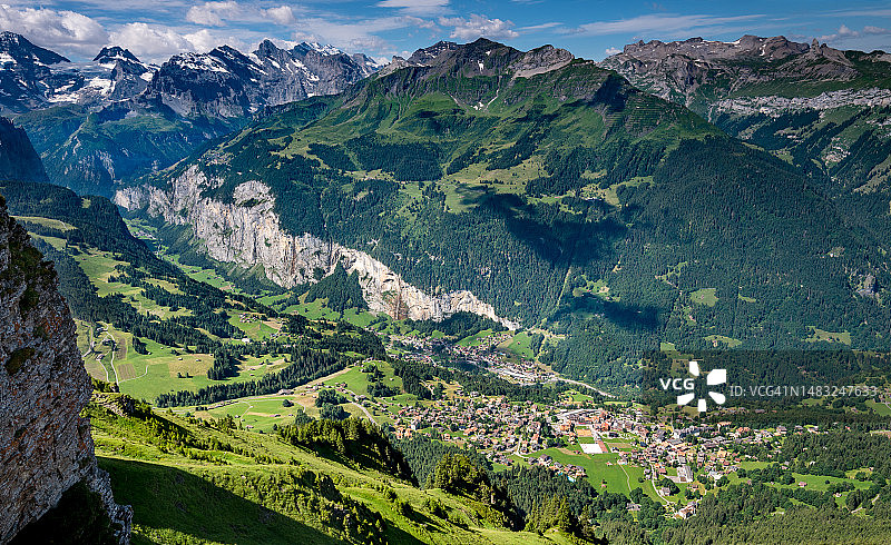瑞士旅游：文根和劳特布龙嫩山谷的航拍图片素材