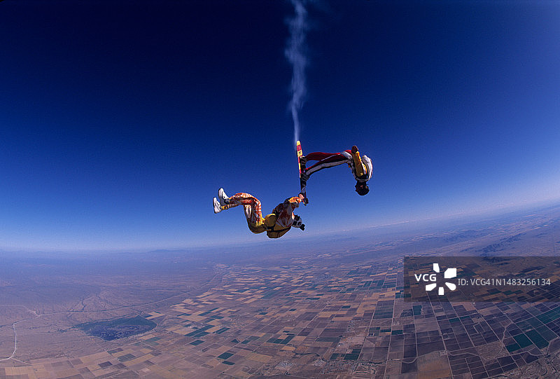 跳伞员拍摄空中滑板图片素材