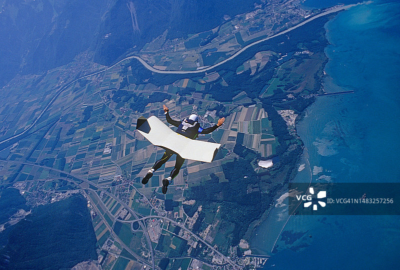 跳伞运动员在海岸线上方用滑板滑翔图片素材
