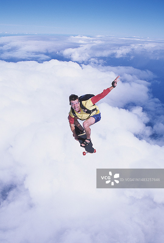 跳伞员踩滑板在空中滑行图片素材